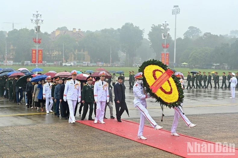 Các đồng chí lãnh đạo, nguyên lãnh đạo Đảng, Nhà nước vào Lăng viếng Chủ tịch Hồ Chí Minh. Các đồng chí lãnh đạo Đảng, Nhà nước thành kính tưởng nhớ công lao to lớn của Chủ tịch Hồ Chí Minh. Vòng hoa của đoàn mang dòng chữ “Đời đời nhớ ơn Chủ tịch Hồ Chí Minh vĩ đại”. Đoàn đại biểu Quân ủy Trung ương và Bộ Quốc phòng vào Lăng viếng Bác. Đoàn đại biểu Quân ủy Trung ương và Bộ Quốc phòng vào Lăng viếng Bác. Đoàn đại biểu Đảng ủy Công an Trung ương và Bộ Công an vào Lăng viếng Chủ tịch Hồ Chí Minh. Các tầng lớp nhân dân và lực lượng vũ trang vào Lăng viếng Chủ tịch Hồ Chí Minh. Các tầng lớp nhân dân và lực lượng vũ trang vào Lăng viếng Chủ tịch Hồ Chí Minh. Đoàn quân nhạc trên Quảng trường Ba Đình (Hà Nội).