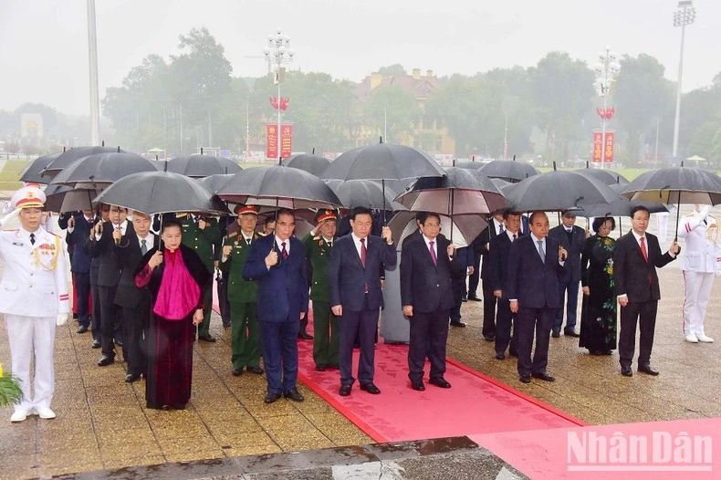 Các đồng chí lãnh đạo, nguyên lãnh đạo Đảng, Nhà nước vào Lăng viếng Chủ tịch Hồ Chí Minh. Các đồng chí lãnh đạo Đảng, Nhà nước thành kính tưởng nhớ công lao to lớn của Chủ tịch Hồ Chí Minh. Vòng hoa của đoàn mang dòng chữ “Đời đời nhớ ơn Chủ tịch Hồ Chí Minh vĩ đại”. Đoàn đại biểu Quân ủy Trung ương và Bộ Quốc phòng vào Lăng viếng Bác. Đoàn đại biểu Quân ủy Trung ương và Bộ Quốc phòng vào Lăng viếng Bác. Đoàn đại biểu Đảng ủy Công an Trung ương và Bộ Công an vào Lăng viếng Chủ tịch Hồ Chí Minh. Các tầng lớp nhân dân và lực lượng vũ trang vào Lăng viếng Chủ tịch Hồ Chí Minh. Các tầng lớp nhân dân và lực lượng vũ trang vào Lăng viếng Chủ tịch Hồ Chí Minh. Đoàn quân nhạc trên Quảng trường Ba Đình (Hà Nội).