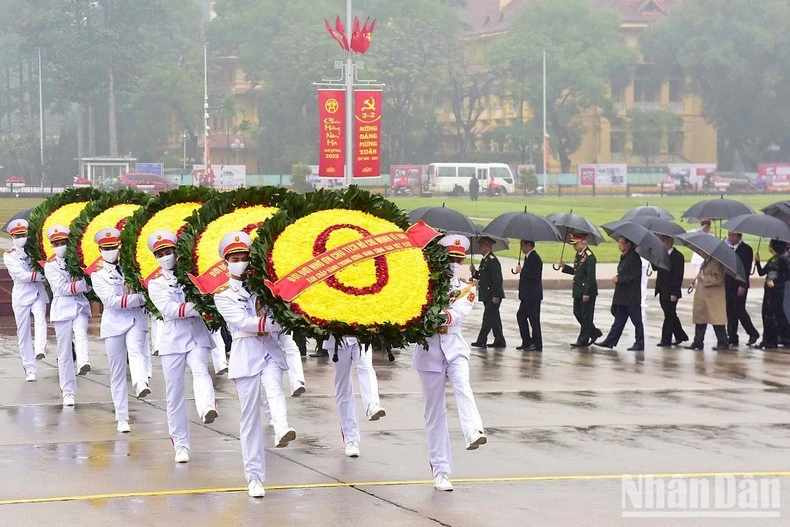 Lãnh đạo Đảng, Nhà nước vào Lăng viếng Chủ tịch Hồ Chí Minh ảnh 1