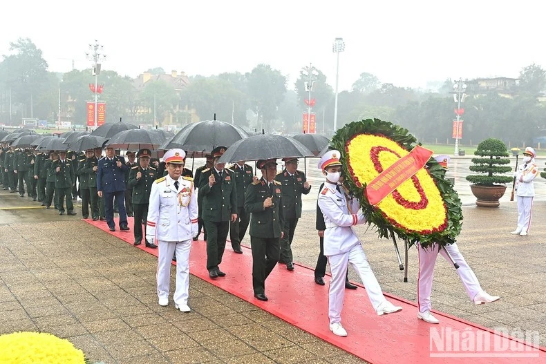 Các đồng chí lãnh đạo, nguyên lãnh đạo Đảng, Nhà nước vào Lăng viếng Chủ tịch Hồ Chí Minh. Các đồng chí lãnh đạo Đảng, Nhà nước thành kính tưởng nhớ công lao to lớn của Chủ tịch Hồ Chí Minh. Vòng hoa của đoàn mang dòng chữ “Đời đời nhớ ơn Chủ tịch Hồ Chí Minh vĩ đại”. Đoàn đại biểu Quân ủy Trung ương và Bộ Quốc phòng vào Lăng viếng Bác. Đoàn đại biểu Quân ủy Trung ương và Bộ Quốc phòng vào Lăng viếng Bác. Đoàn đại biểu Đảng ủy Công an Trung ương và Bộ Công an vào Lăng viếng Chủ tịch Hồ Chí Minh. Các tầng lớp nhân dân và lực lượng vũ trang vào Lăng viếng Chủ tịch Hồ Chí Minh. Các tầng lớp nhân dân và lực lượng vũ trang vào Lăng viếng Chủ tịch Hồ Chí Minh. Đoàn quân nhạc trên Quảng trường Ba Đình (Hà Nội).