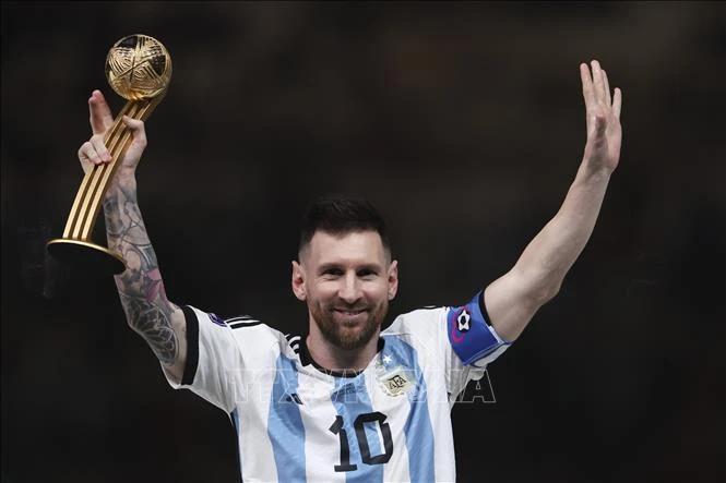 Cầu thủ Lionel Messi đoạt danh hiệu Quả bóng vàng tại lễ trao giải World Cup 2022 ở Lusail, Qatar ngày 18/12/2022.