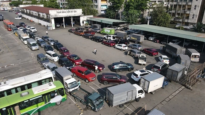 Các trung tâm đăng kiểm đang hoạt động đều rơi vào tình trạng quá tải.