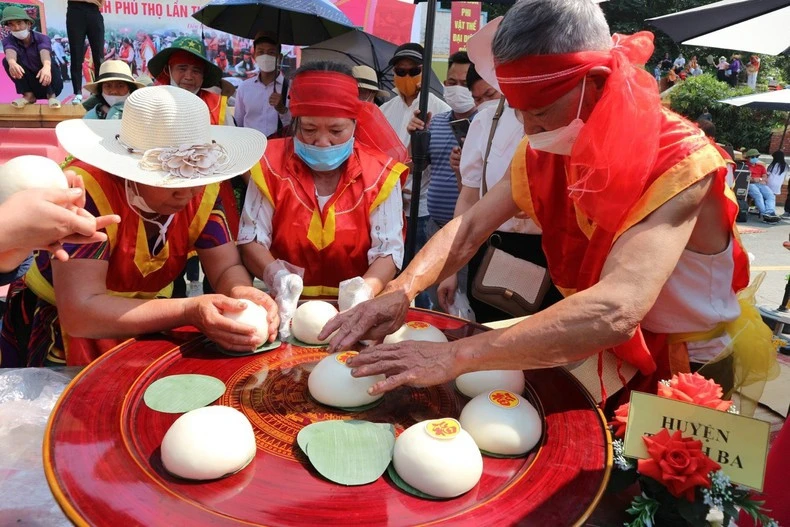 Hội thi gói, nấu bánh chưng, giã bánh giày được tổ chức hằng năm tại Lễ hội Đền Hùng.
