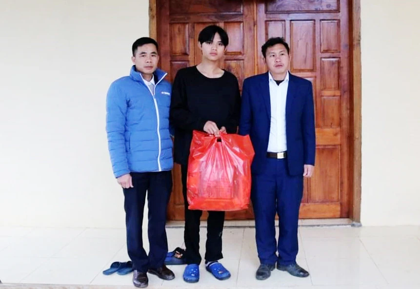Lãnh đạo xã Sán Chải tặng quà, động viên thanh niên Giàng Seo Viển trước khi lên đường nhập ngũ.