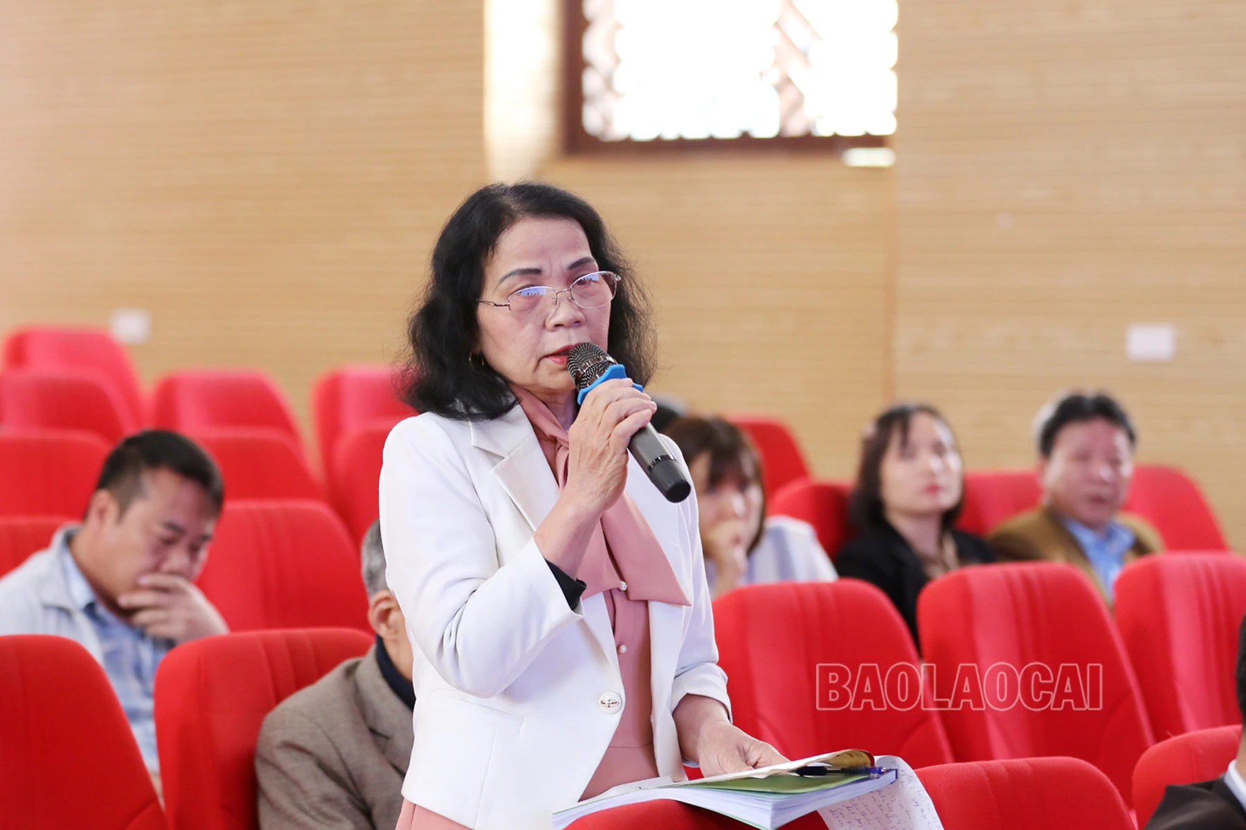 Đại biểu cấp cơ sở tham gia ý kiến.