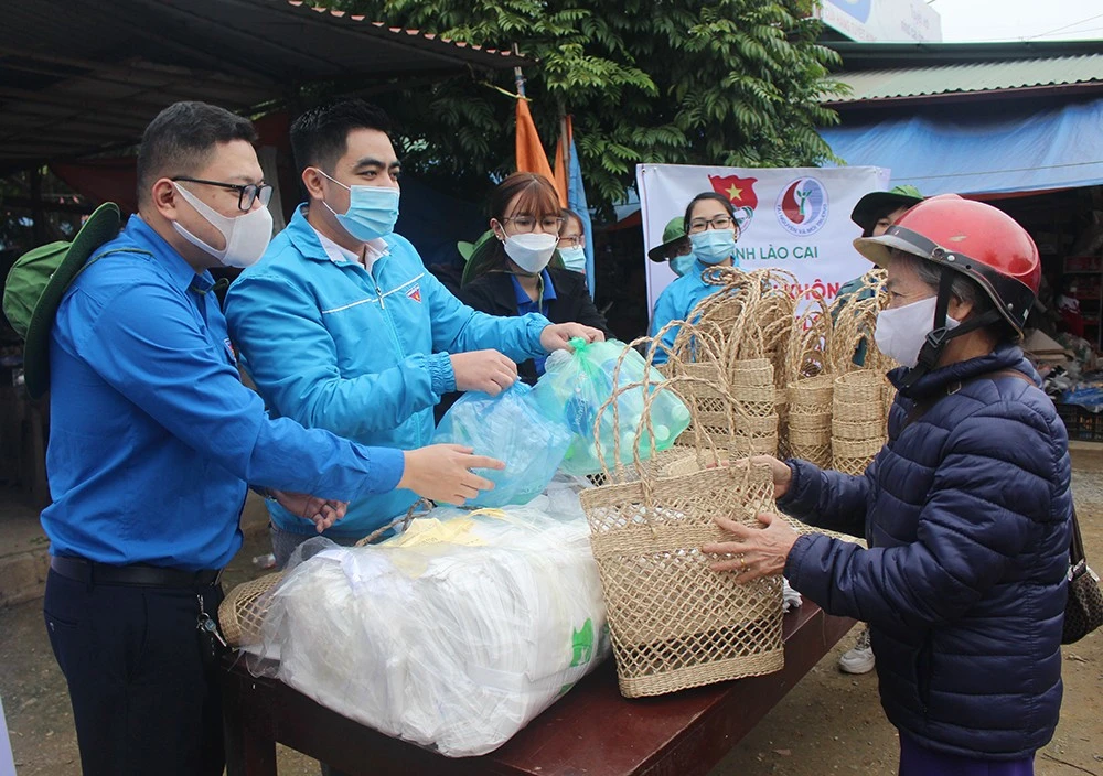 Người dân đổi vỏ chai nhựa lấy giỏ cói trong chương trình “Tuổi trẻ Lào Cai nói không với rác thải nhựa dùng 1 lần” do Tỉnh đoàn tổ chức.