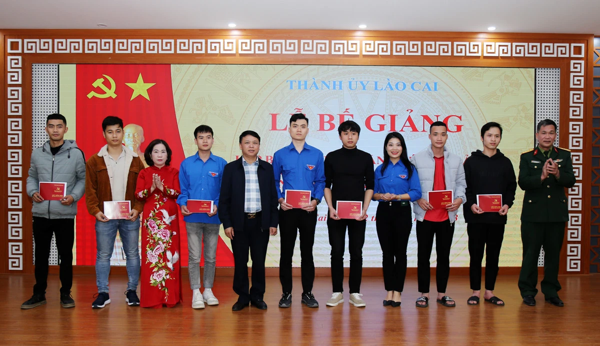 Các địa phương quan tâm mở lớp bồi dưỡng nhận thức về Đảng để nâng cao chất lượng công dân nhập ngũ.
