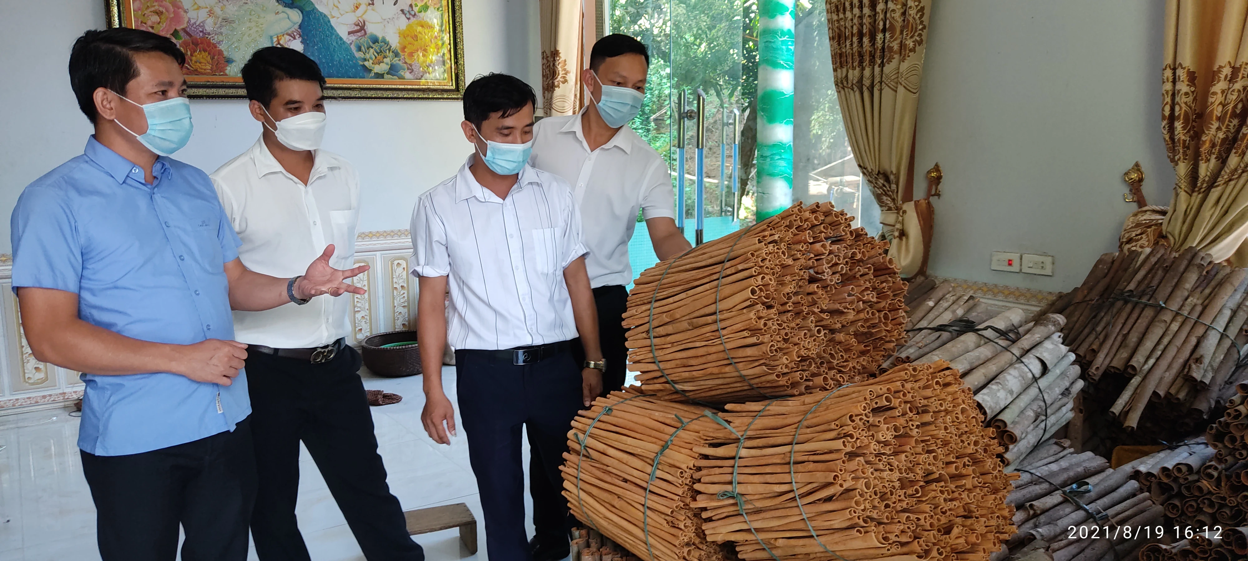 Một cơ sở sản xuất ván bóc tạo việc làm thường xuyên cho lao động địa phương.