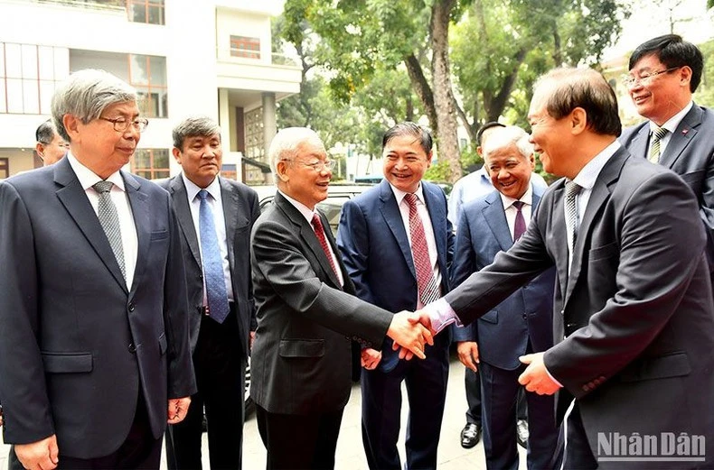 Xây dựng đội ngũ trí thức vững mạnh là trực tiếp nâng tầm trí tuệ của dân tộc ảnh 1