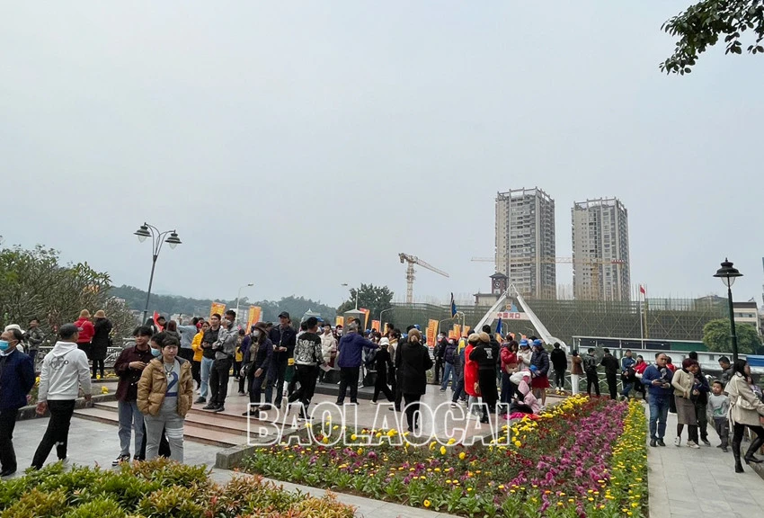 Người dân và du khách nô nức du xuân thành phố Lào Cai ảnh 8