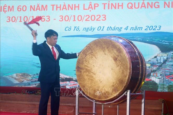Phó Bí thư, Chủ tịch HĐND huyện Cô Tô Đặng Quang Ngạn đánh trống khai mạc Lễ khai mạc du lịch Cô Tô năm 2023.