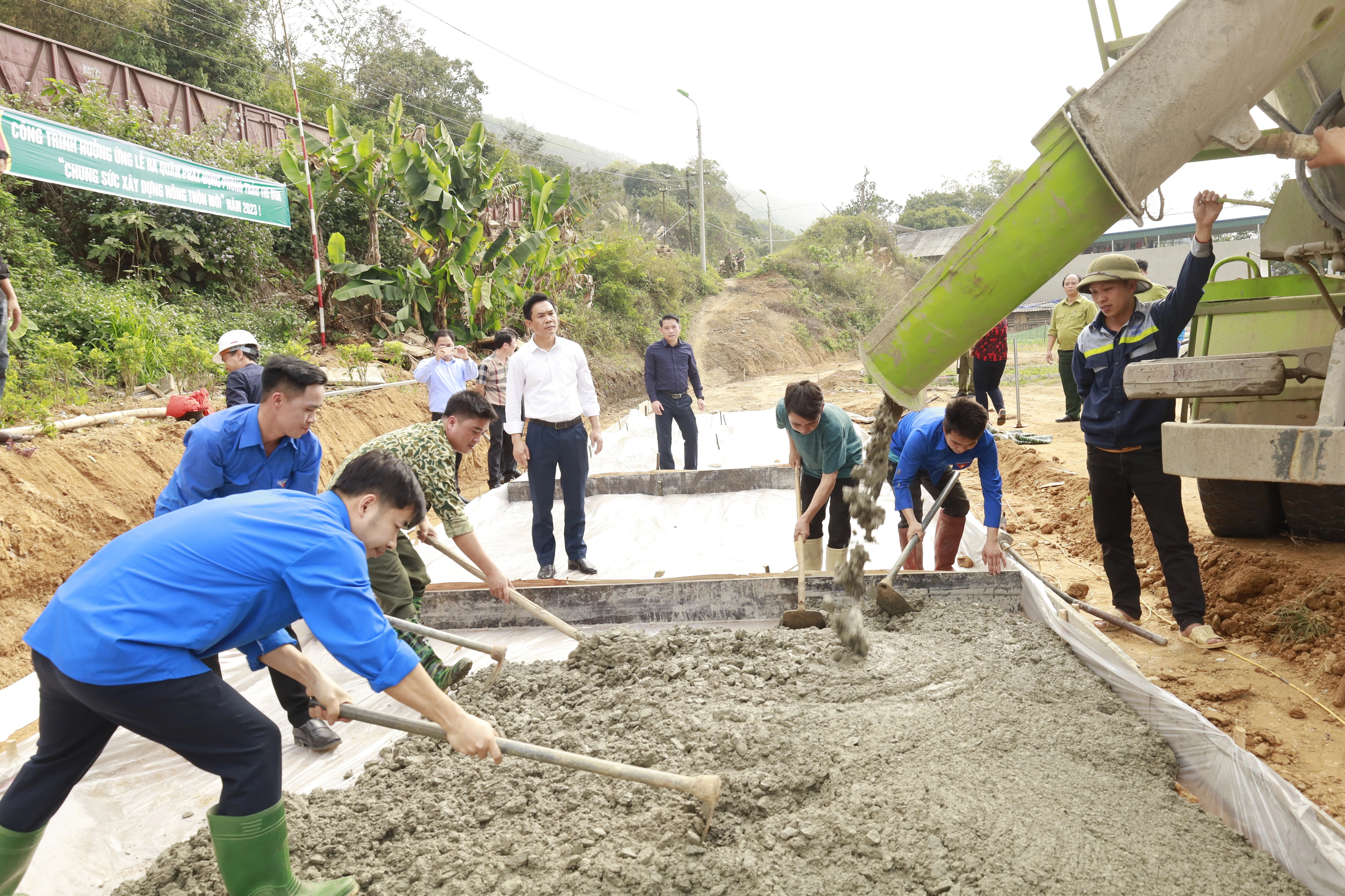 Người dân trong tỉnh tham gia làm đường giao thông nông thôn.