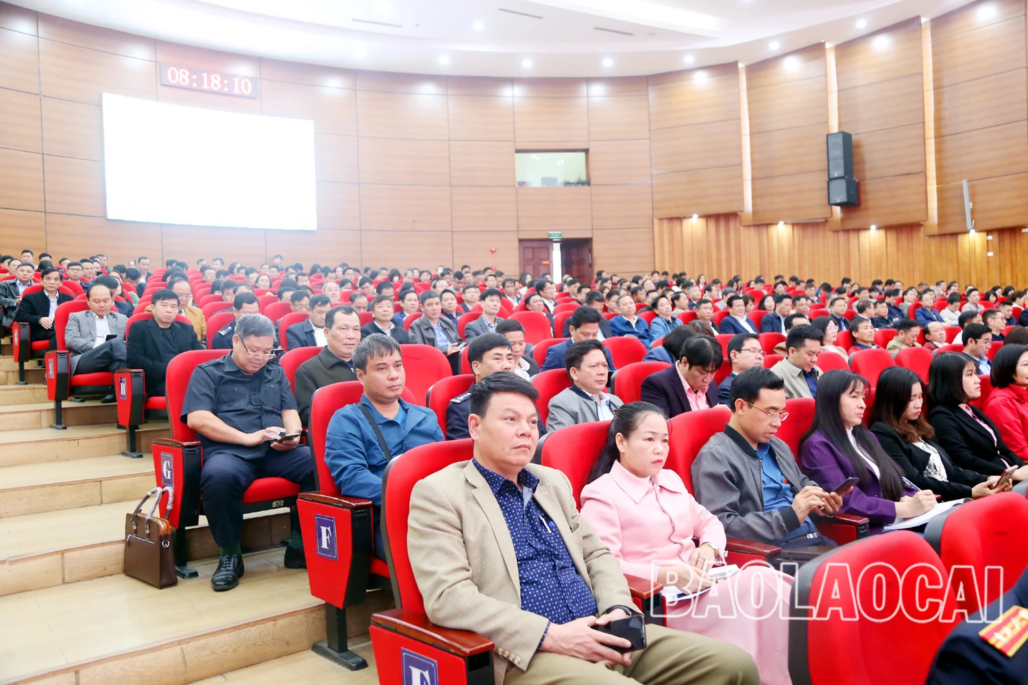 Quang cảnh hội nghị. Cán bộ, đảng viên tham dự hội nghị.