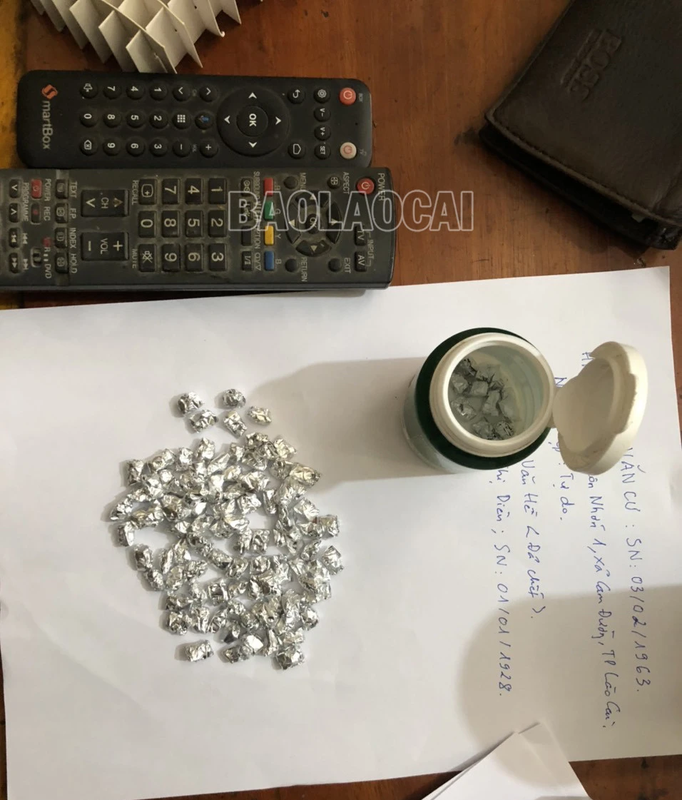 Đối tượng Trương Văn Cư và tang vật bị thu giữ.