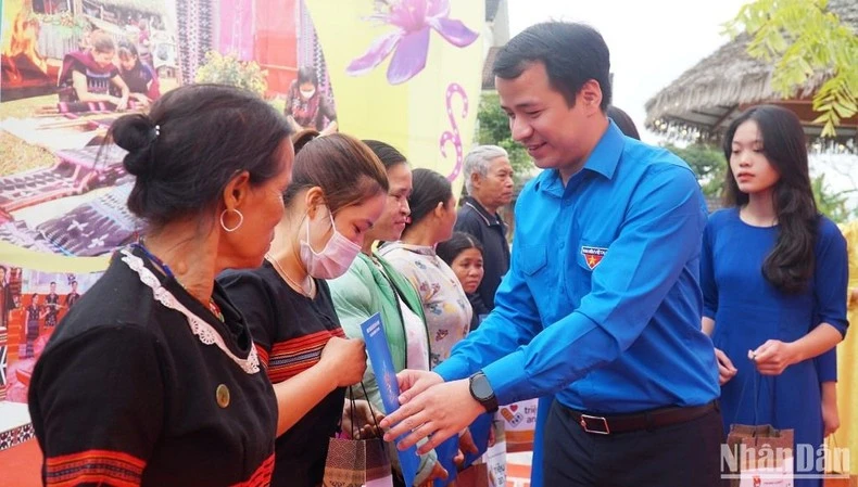 Bí thư Trung ương Đoàn Ngô Văn Cương trao hỗ trợ cho đồng bào nghèo huyện A Lưới.