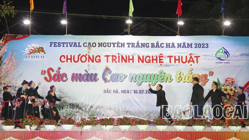 Điệu múa mùa xuân của đồng bào Mông. Uyển chuyển điệu múa quạt của người Tày. Rộn ràng điệu múa gậy Sinh tiền của người Mông. Điệu múa với đàn tính. Đắm say làn điệu sáo Mông. Tái hiện các trò chơi dân gian.
