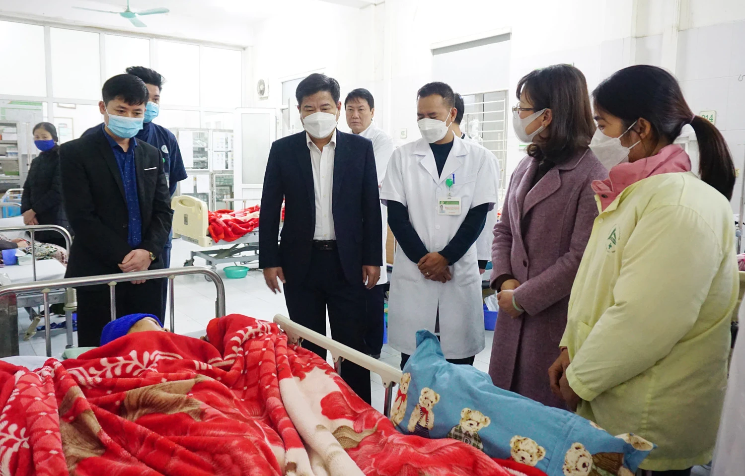 Phó Chủ tịch UBND tỉnh Giàng Thị Dung thăm và tặng quà tết tại Bệnh viện Đa khoa tỉnh, Bệnh viện Sản - Nhi tỉnh ảnh 2