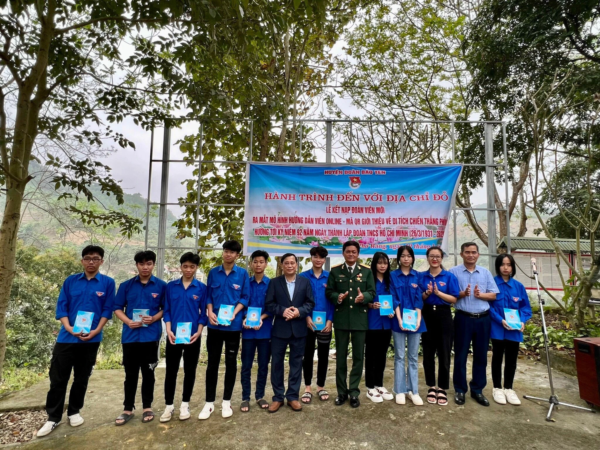 Quang cảnh Lễ kết nạp đoàn viên tại khu di tích. Trao sổ đoàn cho các đoàn viên mới kết nạp.