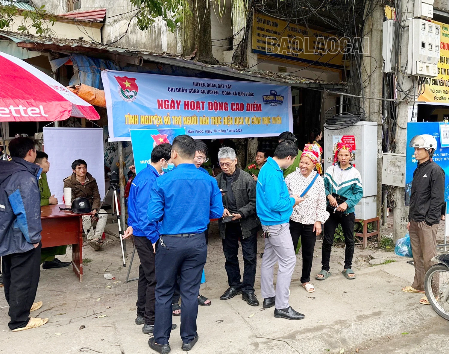 Đông đảo người dân tham gia “Ngày hoạt động cao điểm tình nguyện hỗ trợ người dân thực hiện dịch vụ công trực tuyến”. Công an huyện Bát Xát hỗ trợ người dân cài đặt tài khoản định danh điện tử.