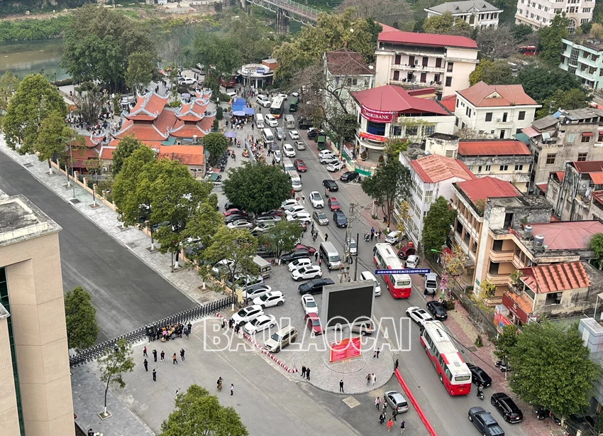 Người dân và du khách nô nức du xuân thành phố Lào Cai ảnh 2