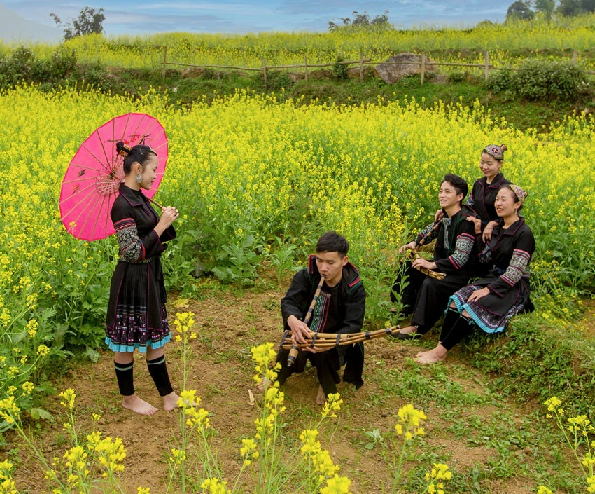 Biểu diễn khèn Mông.