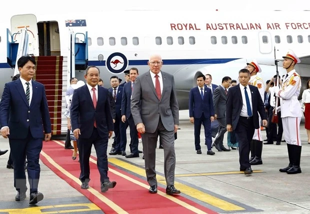 Chủ nhiệm Văn phòng Chủ tịch nước Lê Khánh Hải đón&nbsp;Toàn quyền Australia&nbsp;David Hurley tại Sân bay quốc tế Nội Bài.&nbsp;&nbsp;