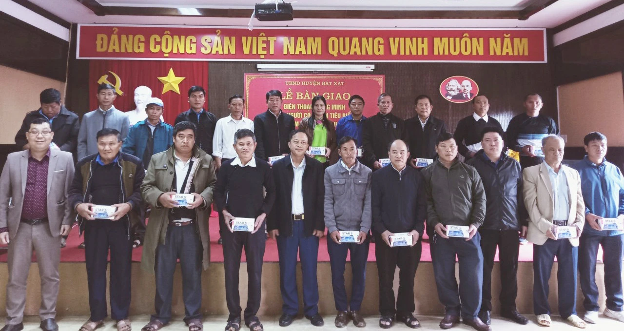 Tặng quà cho người có uy tín tiêu biểu trên địa bàn huyện Bát Xát.
