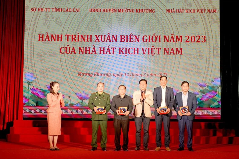Thăm và tặng quà cán bộ, chiến sĩ biên phòng tại Mường Khương (Lào Cai).