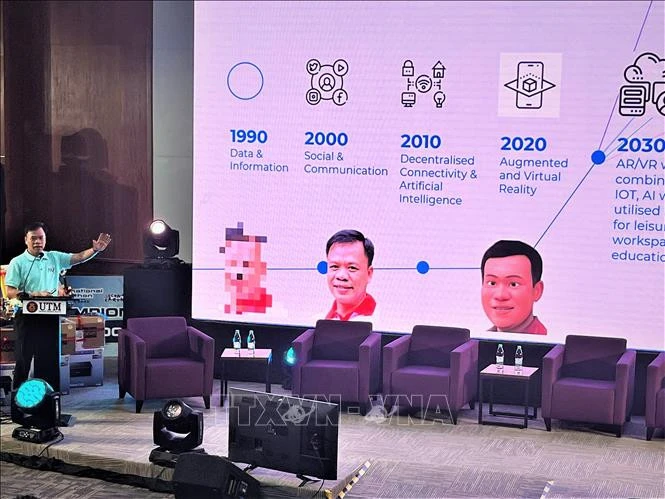 Ông Nguyễn Thế Trung, Chủ tịch HĐQT Công ty cổ phần Công nghệ DTT và là người sáng lập Pythaverse PTE.ltd trao đổi tại Diễn đàn Học tập Kỹ thuật số thế hệ mới.