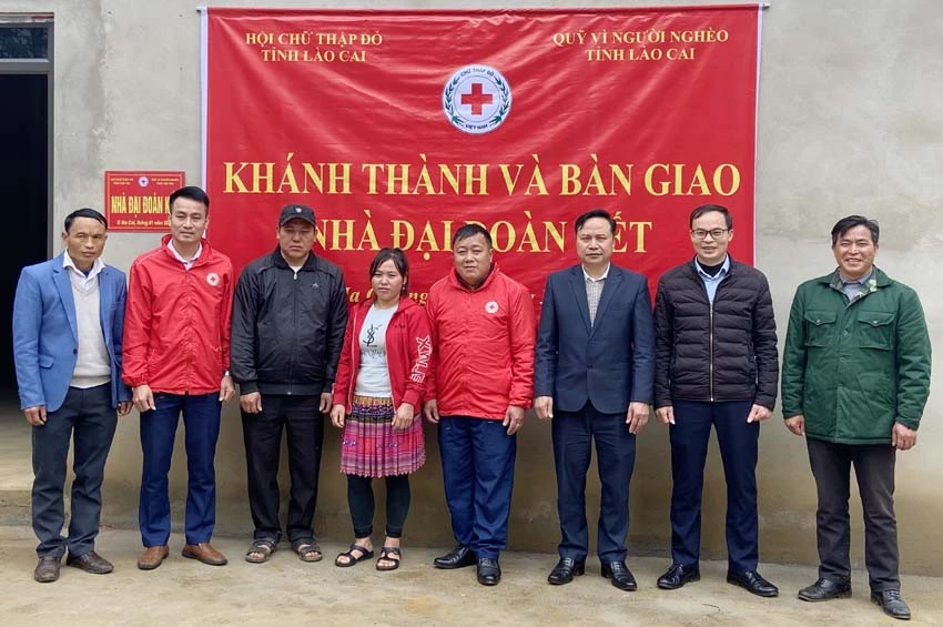 Bàn giao nhà "Đại đoàn kết" cho gia đình anh Hoàng Seo Phử.