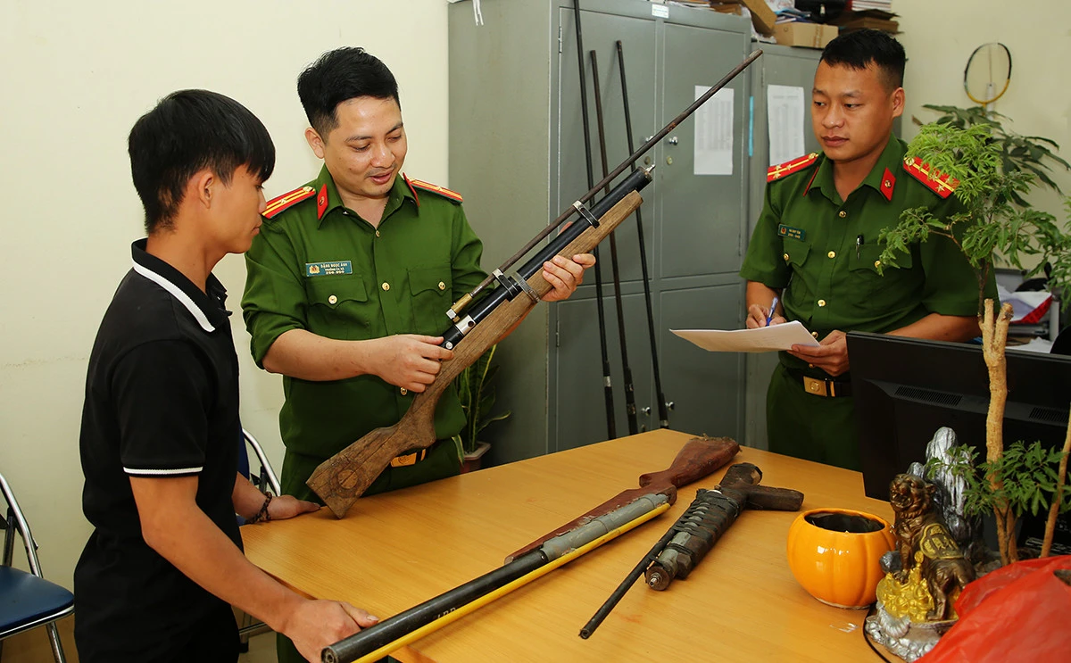 Công an xã Phú Nhuận tiếp nhận súng tự chế của người dân giao nộp.