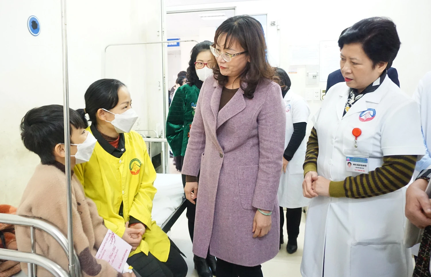 Phó Chủ tịch UBND tỉnh Giàng Thị Dung thăm và tặng quà tết tại Bệnh viện Đa khoa tỉnh, Bệnh viện Sản - Nhi tỉnh ảnh 5