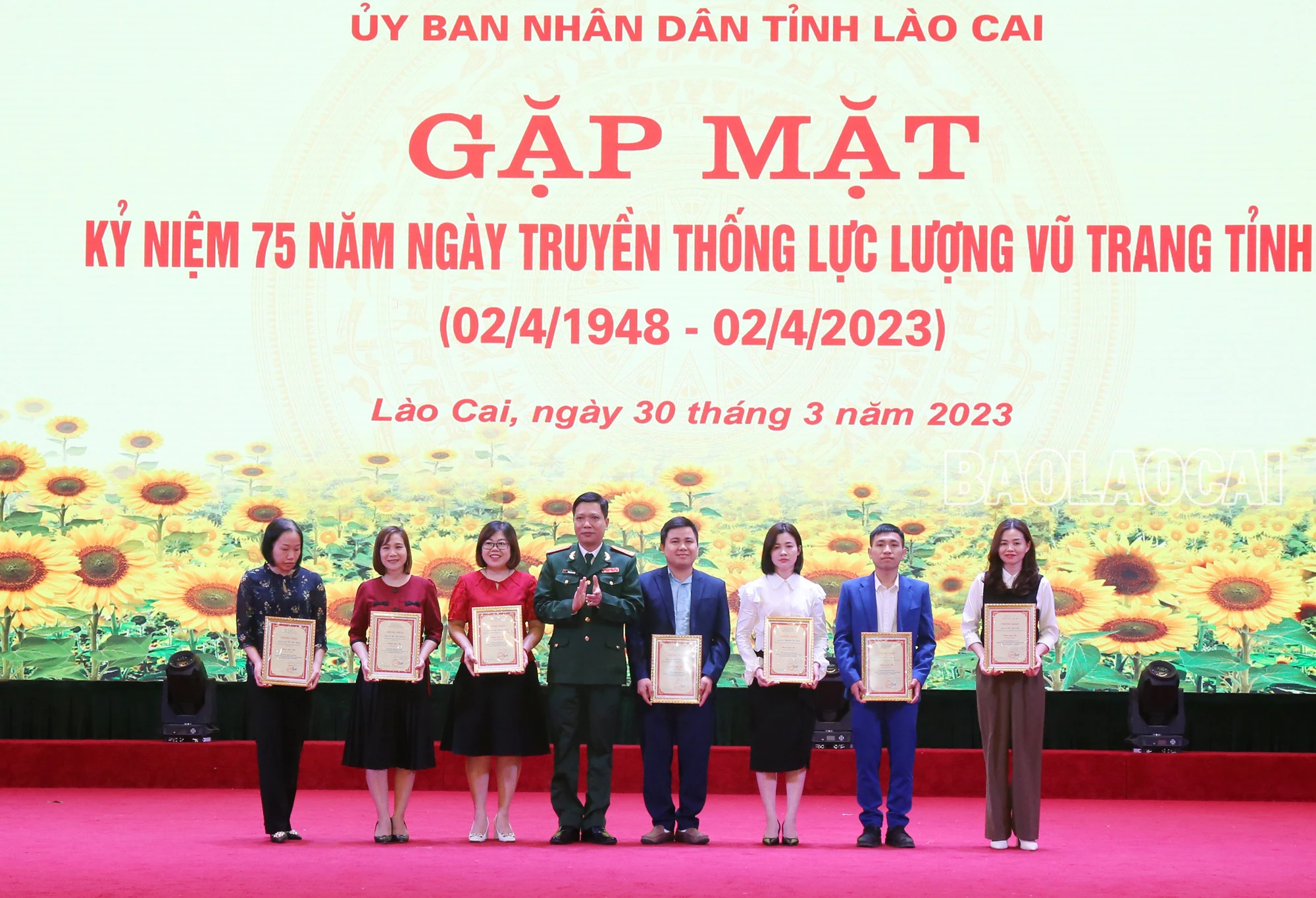 Ban Tổ chức trao giải cho các tập thể, cá nhân đoạt giải trong Cuộc thi trắc nghiệm trên internet tìm hiểu 75 năm Ngày truyền thống LLVT tỉnh.