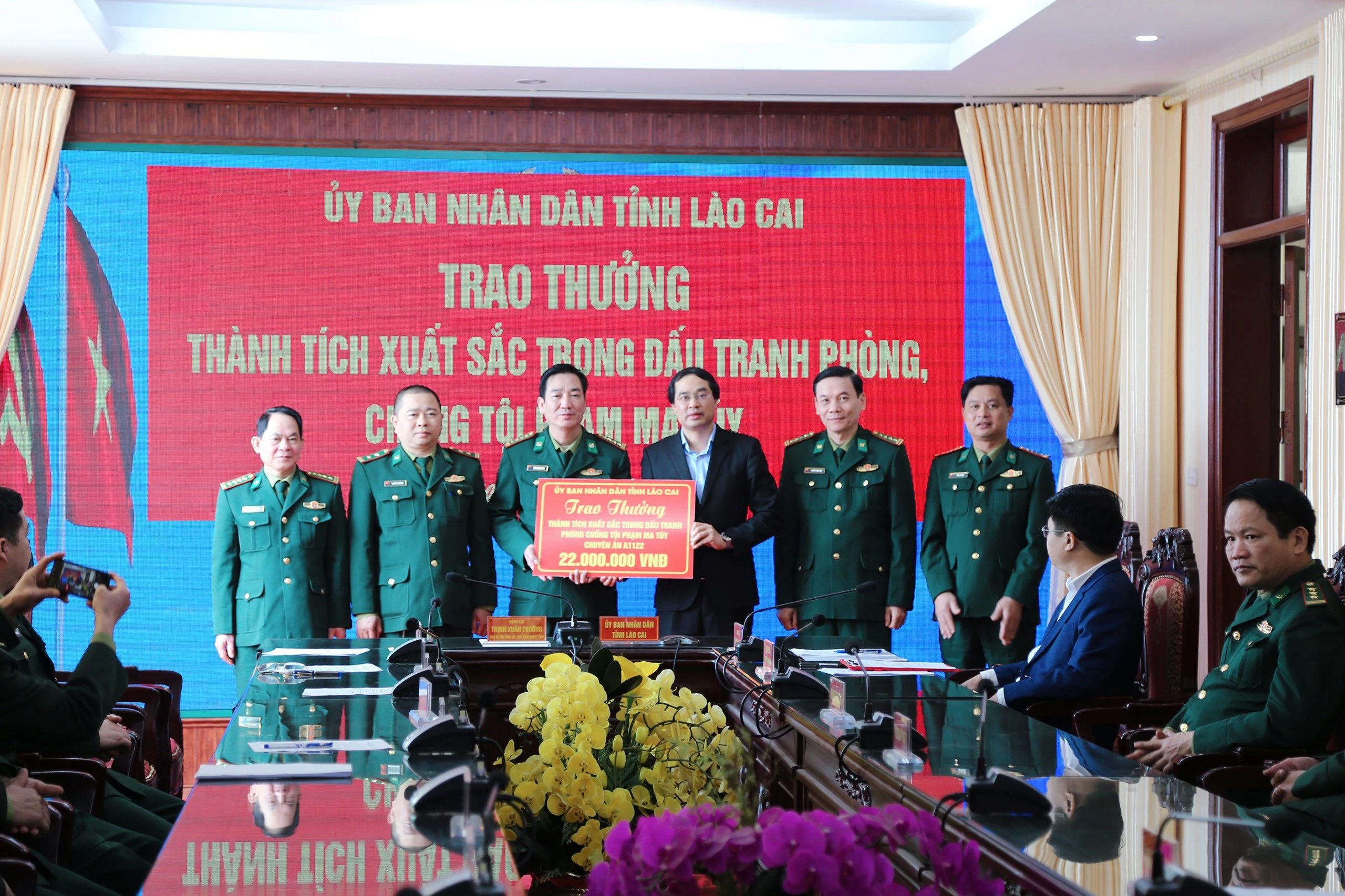 Chủ tịch UBND tỉnh Trịnh Xuân Trường trao thưởng đột xuất cho BĐBP Lào Cai trong Chuyên án A1122 ảnh 2