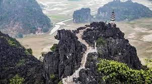 Hang Múa một địa điểm du lịch thuộc quần thể du lịch của thôn Khê Đầu Hạ, xã Ninh Xuân,(huyện Hoa Lư, Ninh Bình).