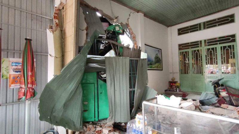 Xe ô tô khách lao vào nhà dân làm sập tường, mái hiên.