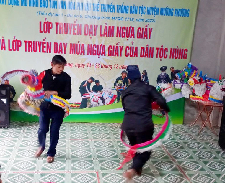 Lớp dạy làm ngựa giấy và múa ngựa giấy tại thôn Văng Leng, xã Tung Chung Phố.