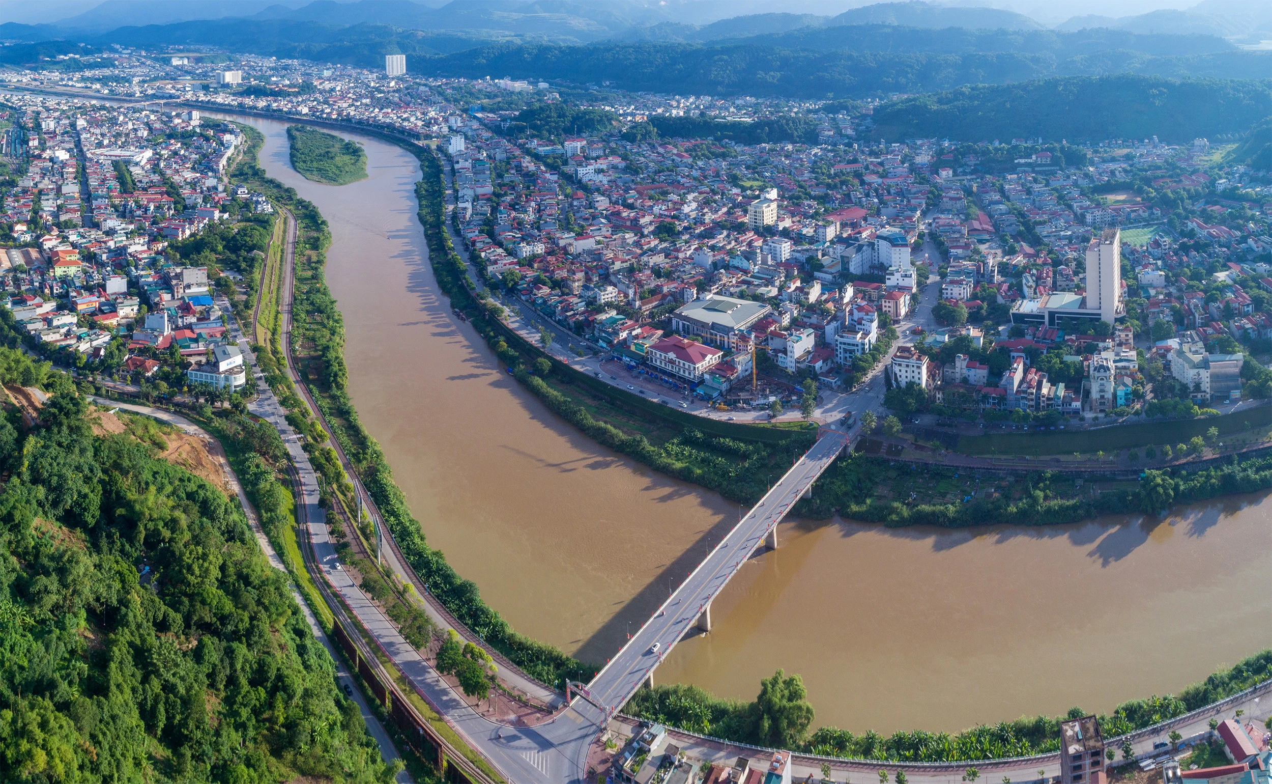 Sông Hồng chỉ khi đến thành phố Lào Cai mới trọn vẹn đôi bờ chảy vào lòng đất Việt. Ảnh: Ngọc Bằng