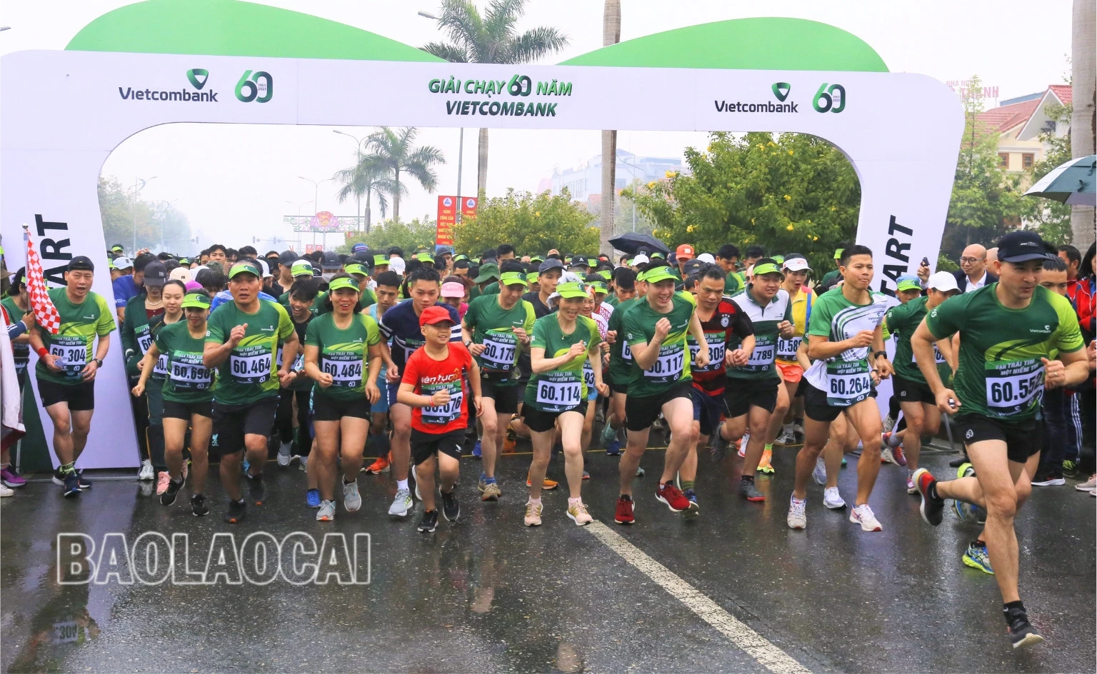 Các vận động viên tranh tài ngay sau lễ khai mạc.
