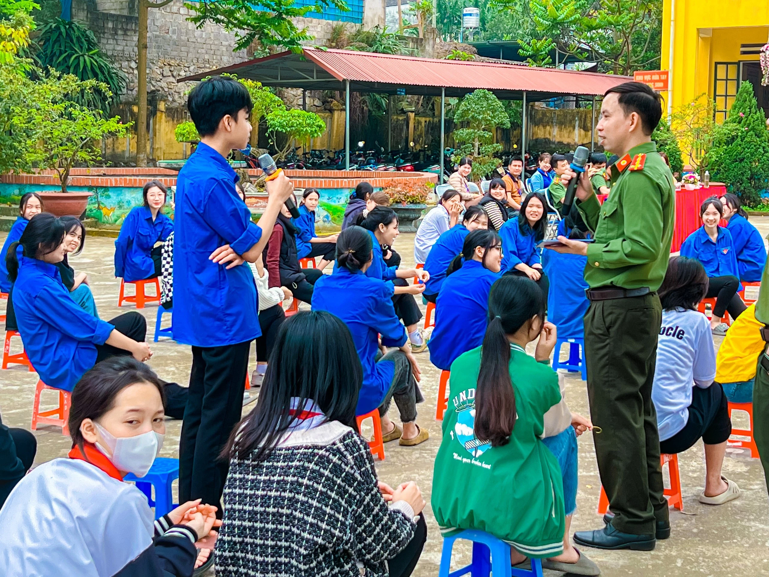 Tuyên truyền pháp luật về an ninh mạng và phòng chống tội phạm sử dụng công nghệ cao tại Trường THCS xã Bản Vược.