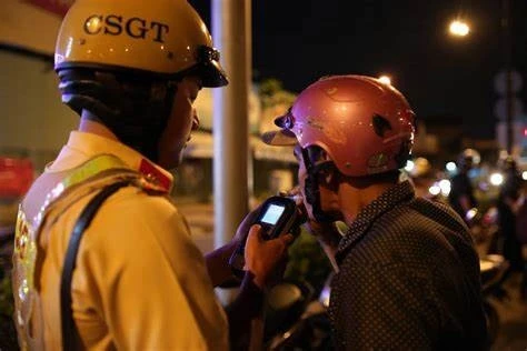 Cảnh sát giao thông đo nồng độ cồn người điều khiển phương tiện giao thông.