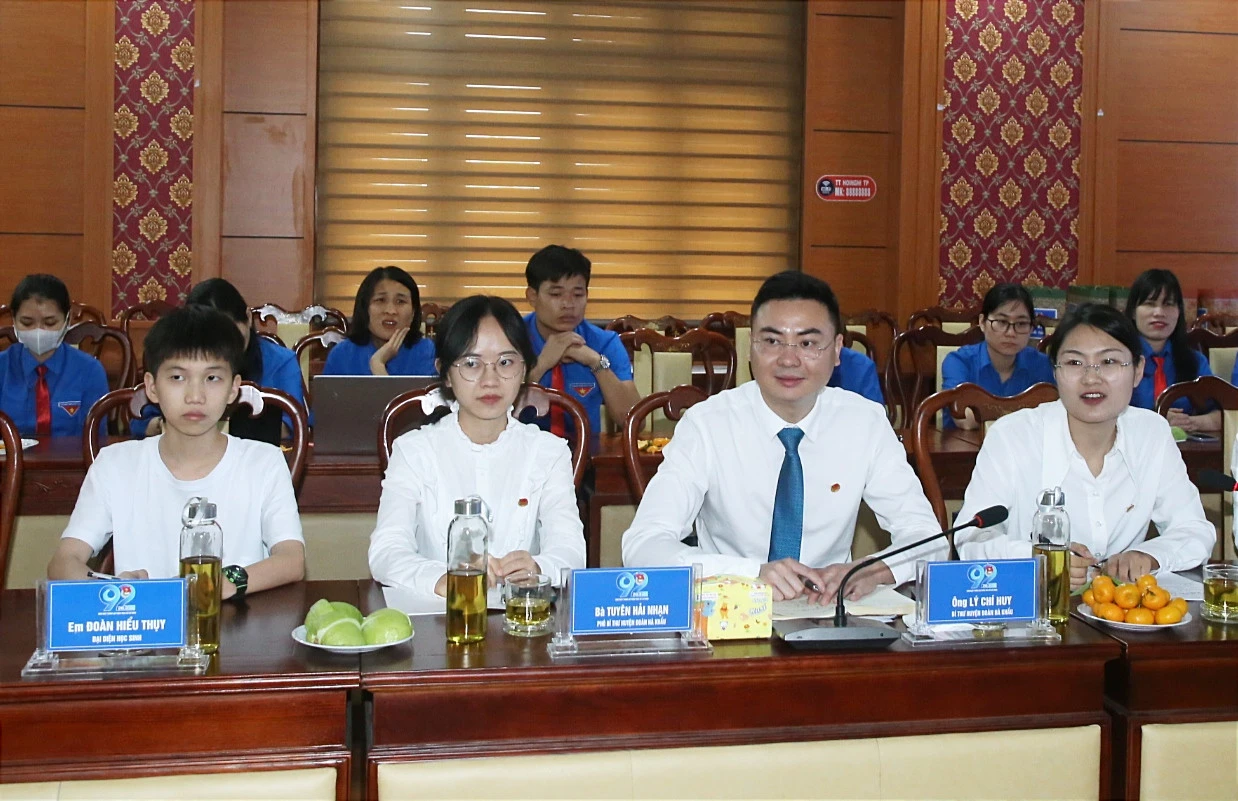 Các đại biểu đoàn thanh niên huyện Hà Khẩu (Trung Quốc).