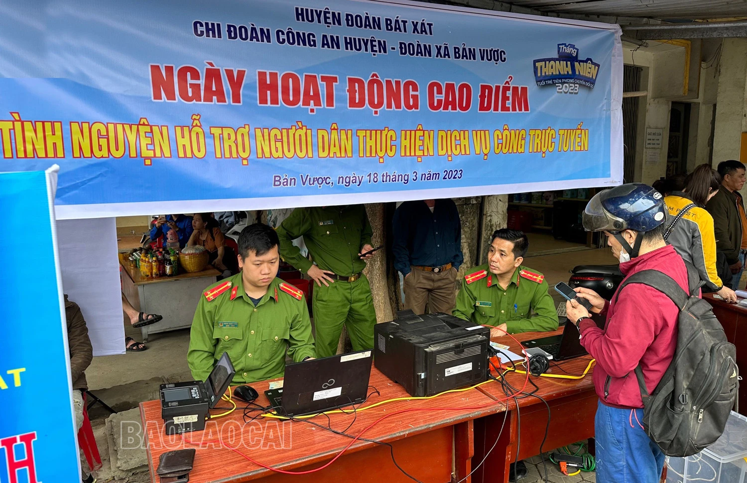 Đông đảo người dân tham gia “Ngày hoạt động cao điểm tình nguyện hỗ trợ người dân thực hiện dịch vụ công trực tuyến”. Công an huyện Bát Xát hỗ trợ người dân cài đặt tài khoản định danh điện tử.