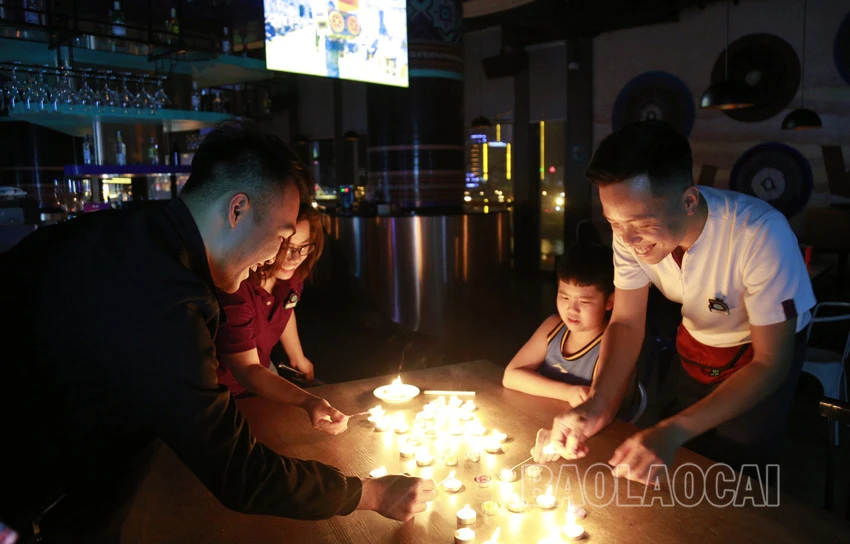 Người dân Lào Cai tắt đèn hưởng ứng Giờ Trái đất năm 2023 ảnh 2
