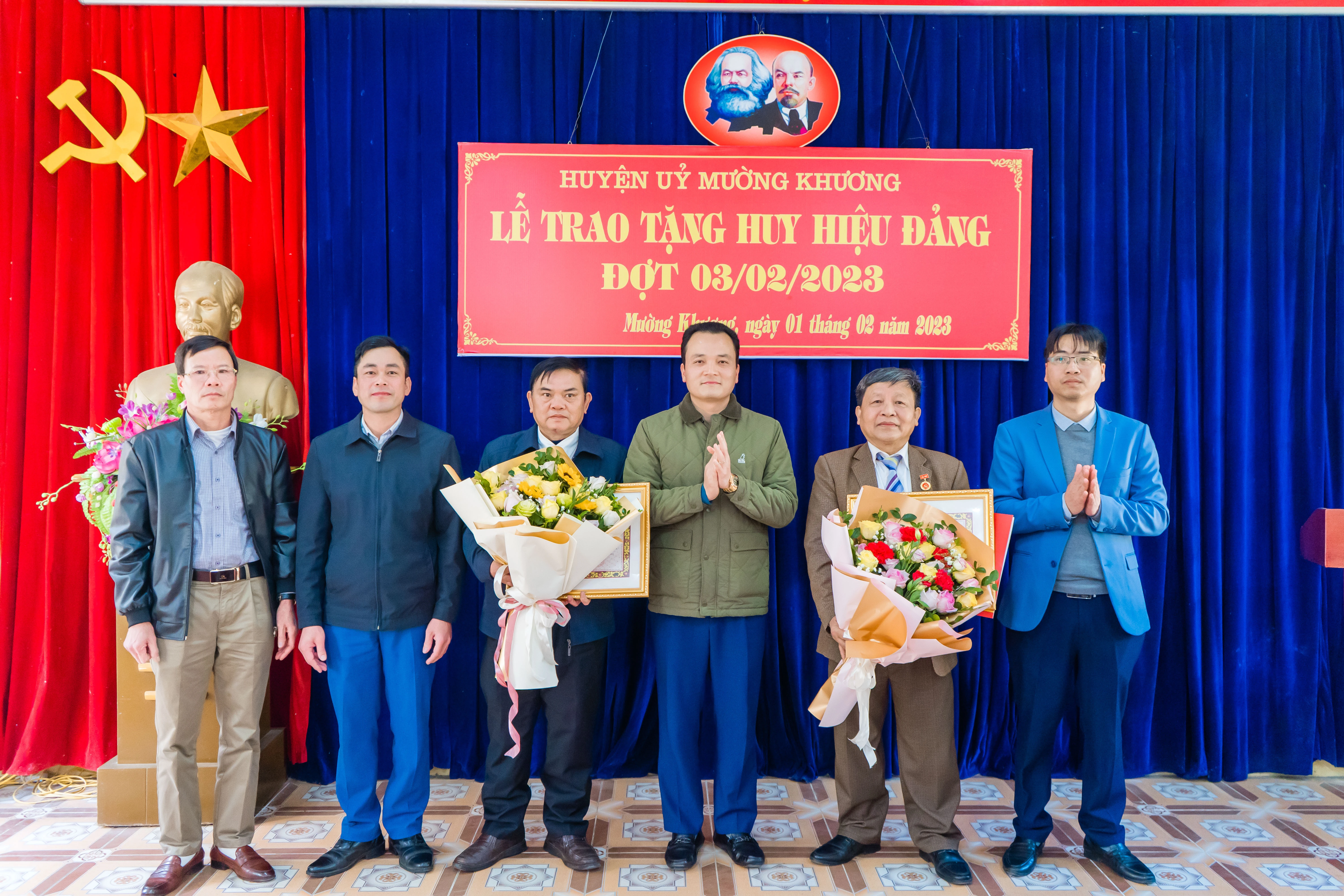 Đồng chí Giàng Quốc Hưng, Bí thư Huyện ủy Mường Khương trao huy hiệu Đảng cho đảng viên tại thị trấn Mường Khương. Đồng chí Hoàng Văn Tuyên, Phó Bí thư Thường trực Huyện ủy Mường Khương trao huy hiệu Đảng cho đảng viên tại xã Dìn Chin.