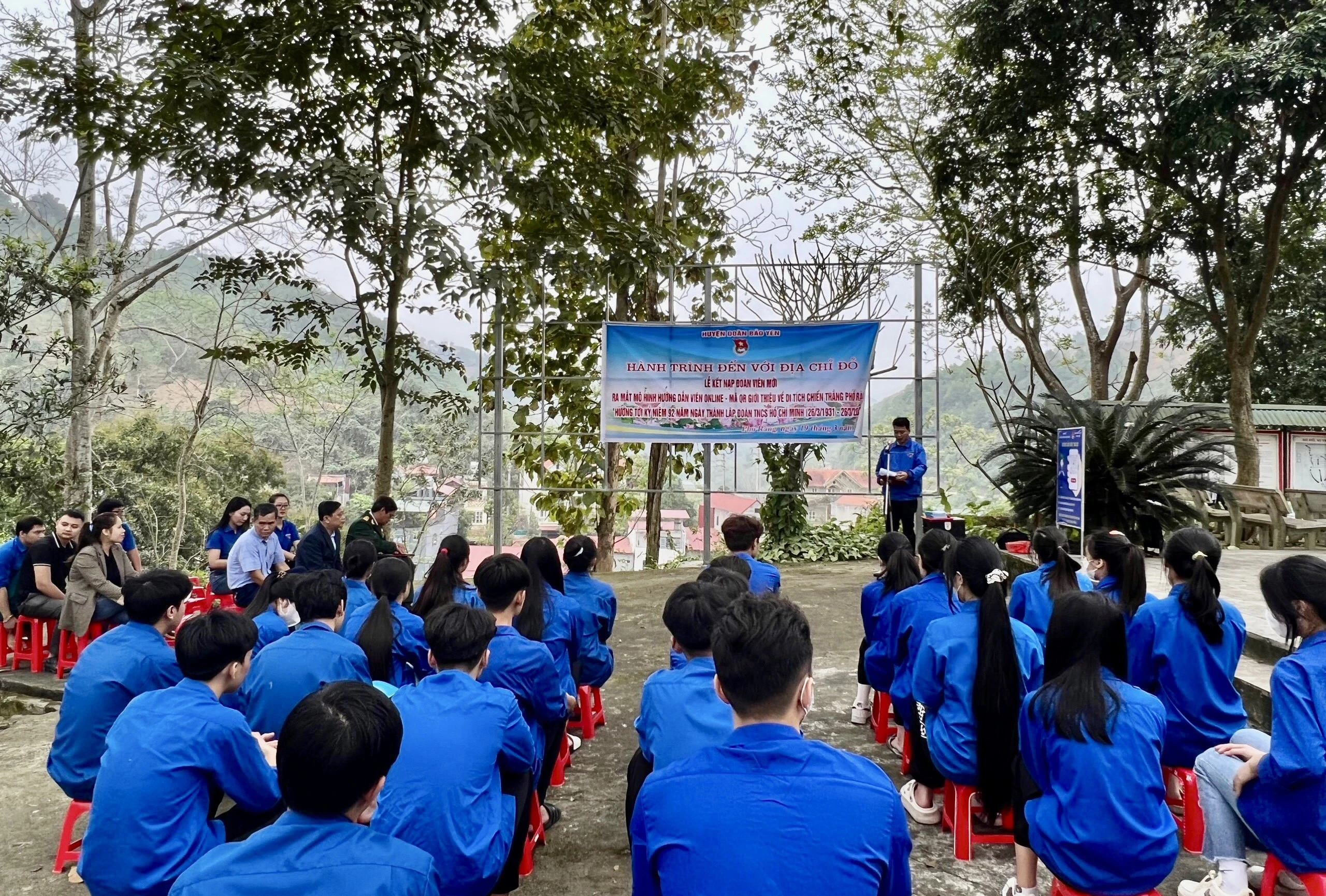 Quang cảnh Lễ kết nạp đoàn viên tại khu di tích. Trao sổ đoàn cho các đoàn viên mới kết nạp.