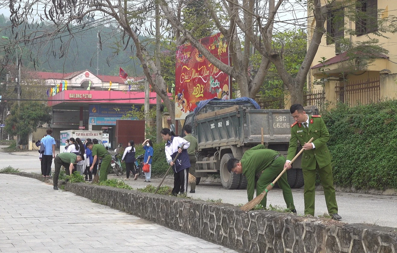 Dọn vệ sinh, nhổ cỏ quanh khu vực Nhà văn hóa huyện. Trồng hoa giấy tại khuôn viên Di tích lịch sử quốc gia đồn Phố Ràng.