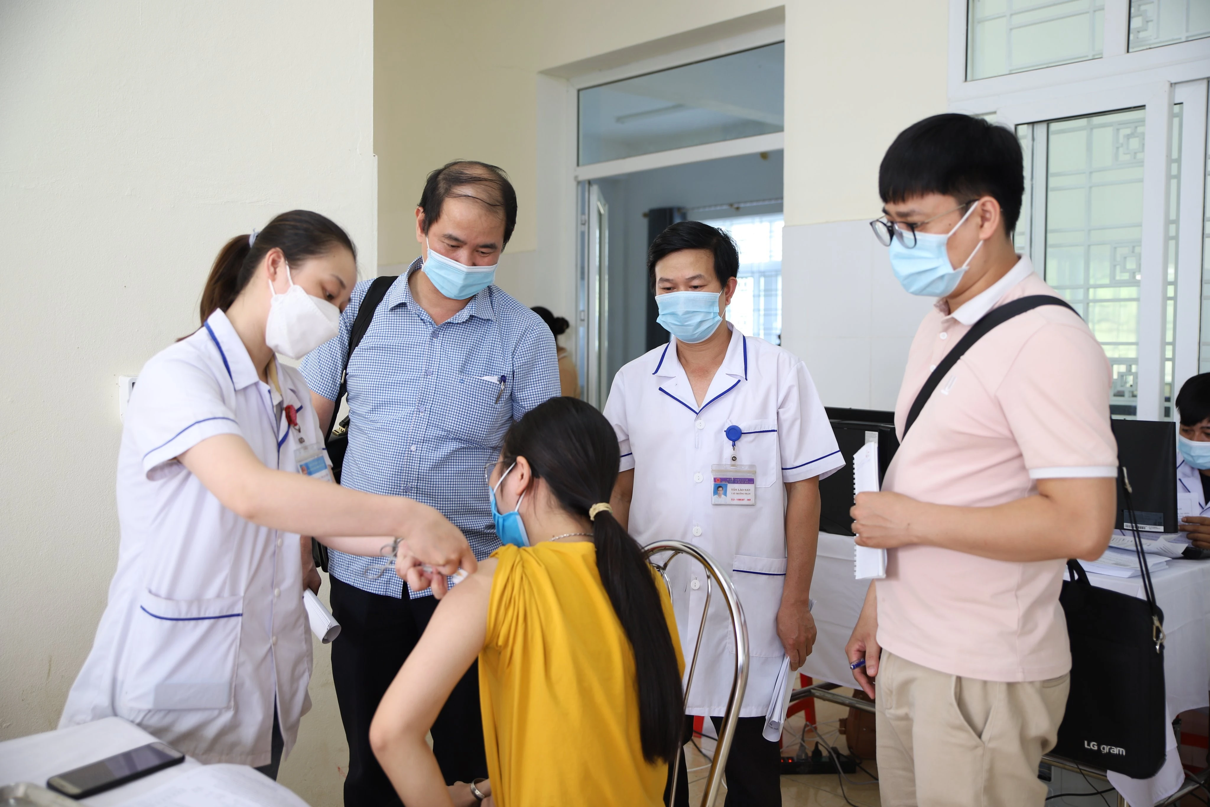 Trung tâm Kiểm soát bệnh tật tỉnh giám sát hoạt động tiêm chủng vắc -xin tại điểm tiêm.