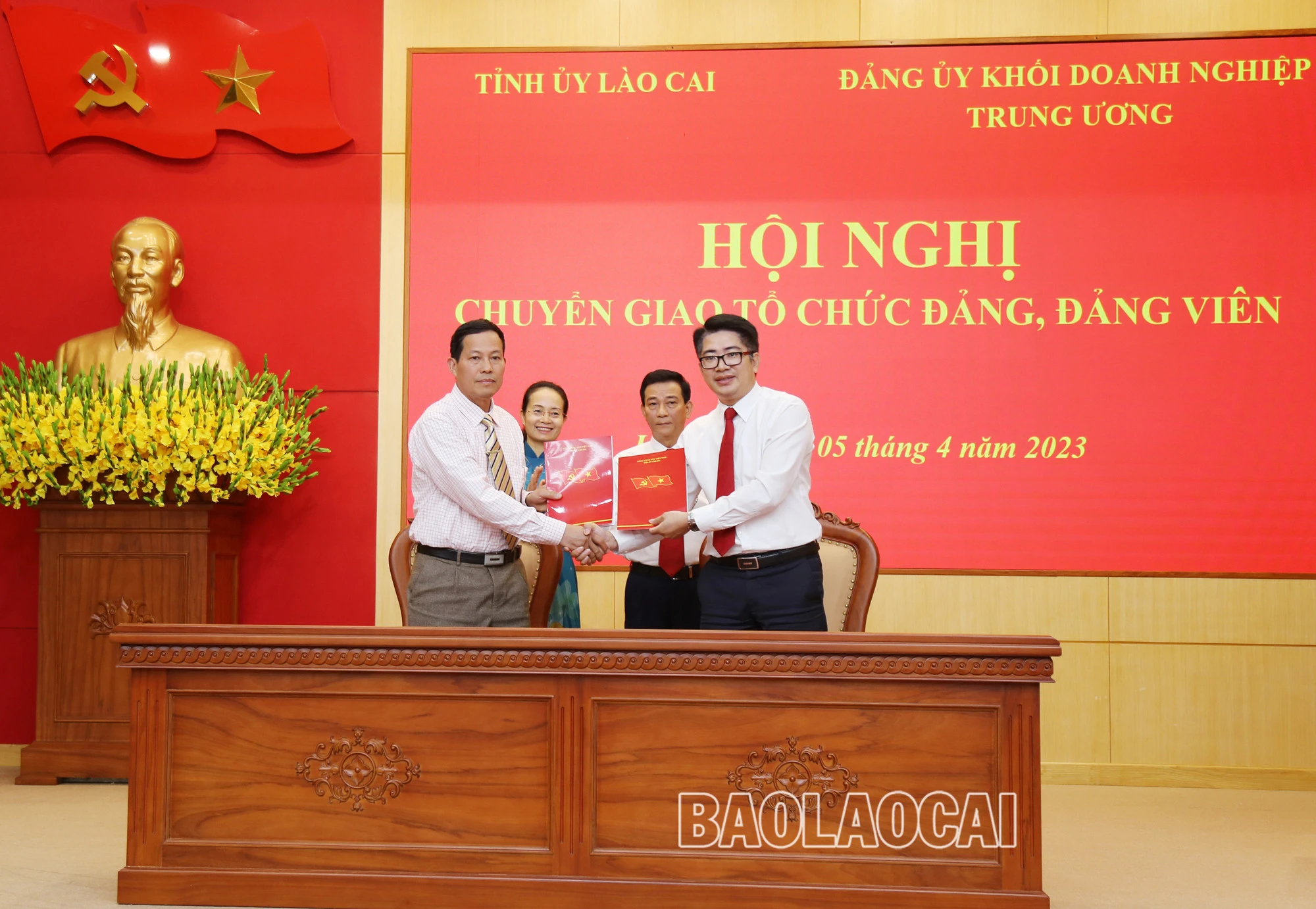 Ký biên bản bàn giao các tổ chức đảng về Đảng bộ Ngân hàng Nông nghiệp và Phát triển nông thôn Việt Nam.