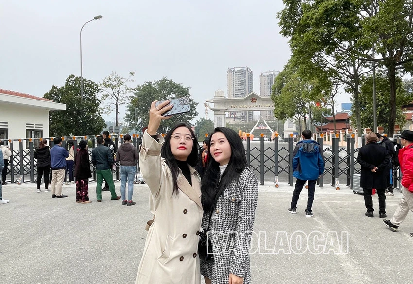 Người dân và du khách nô nức du xuân thành phố Lào Cai ảnh 1